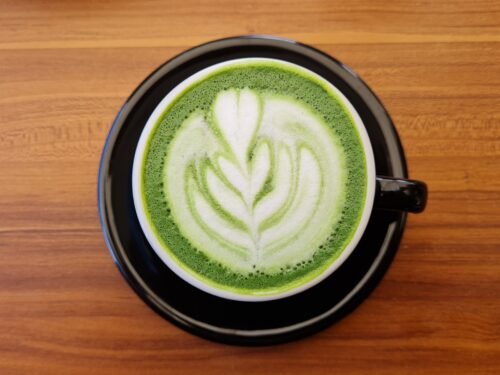 Matcha latte vanille avec latte art — boisson japonaise